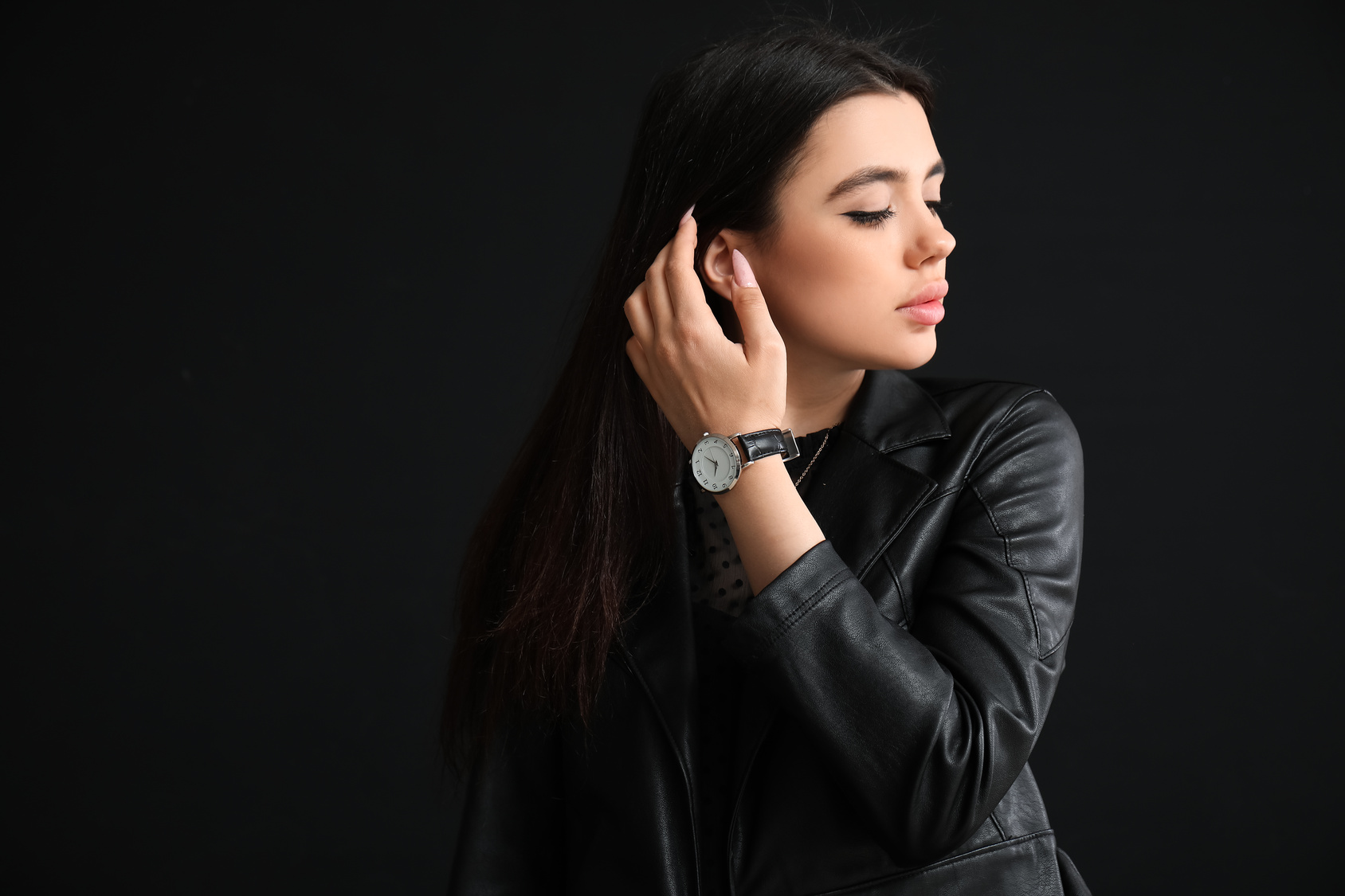 خانم با ساعت روی مچ؛ تصویر سبک زندگی برای مجموعه ساعت زنانه
